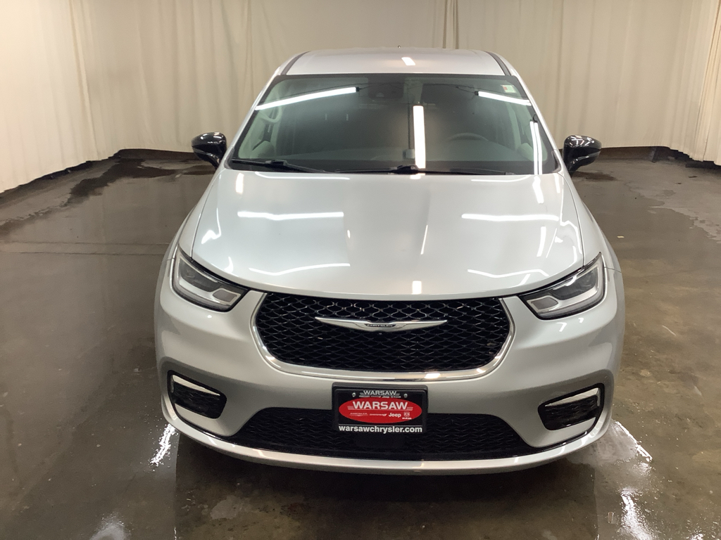 2024 Chrysler Pacifica Touring L photo 2