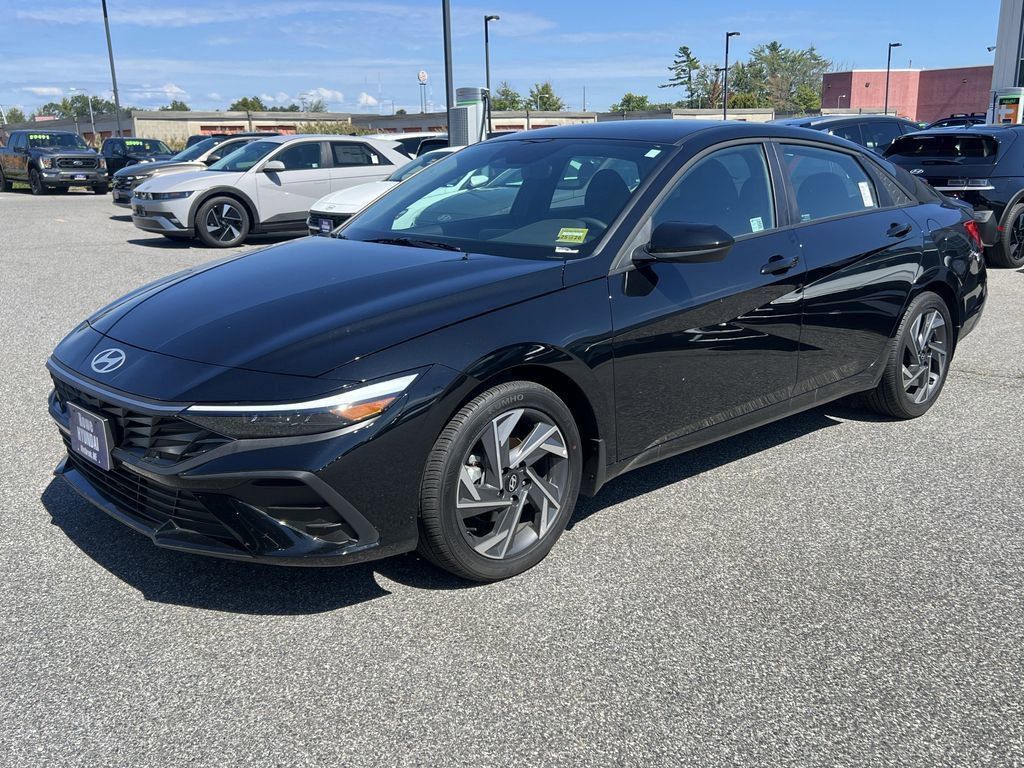 2025 Hyundai Elantra SEL Sport photo 3