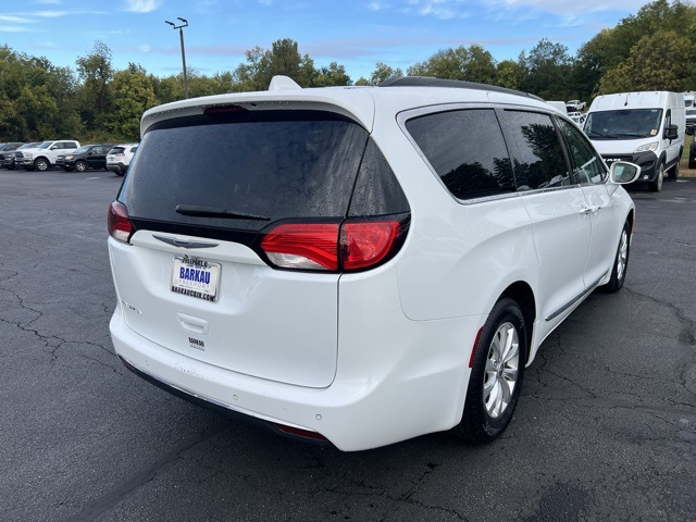 2017 Chrysler Pacifica Touring L photo 3