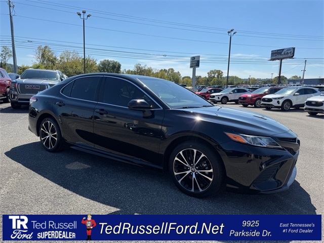 2020 Toyota Camry SE photo 3