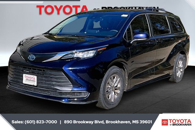 2023 Toyota Sienna LE's photo