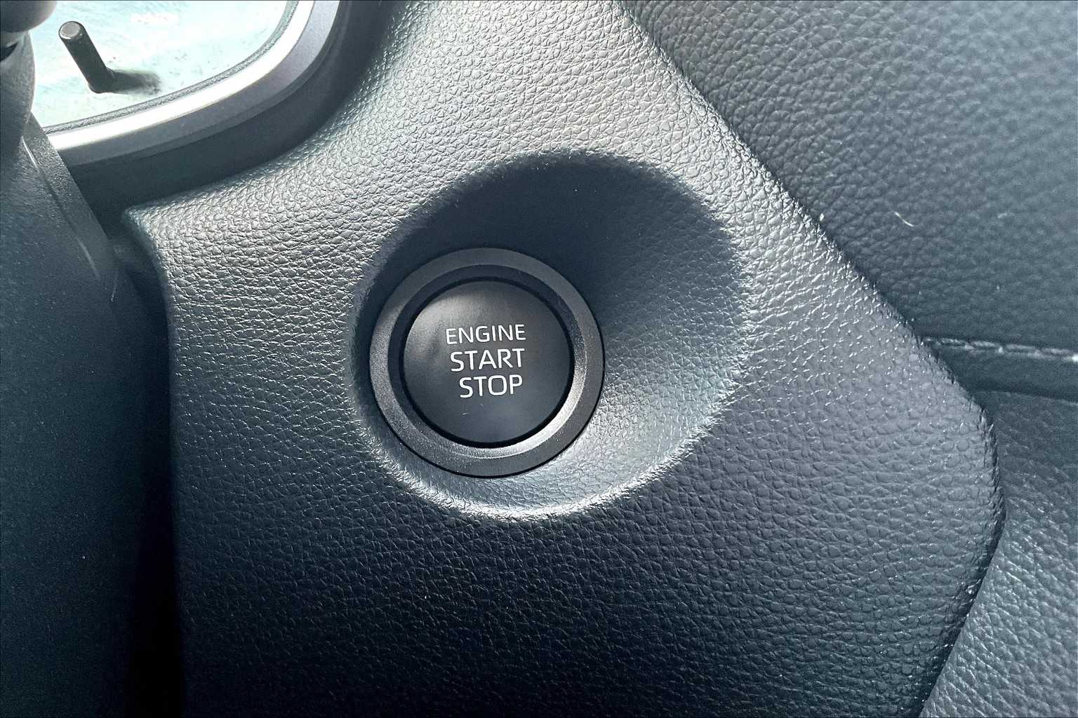 2024 Toyota Corolla Cross XLE photo 33