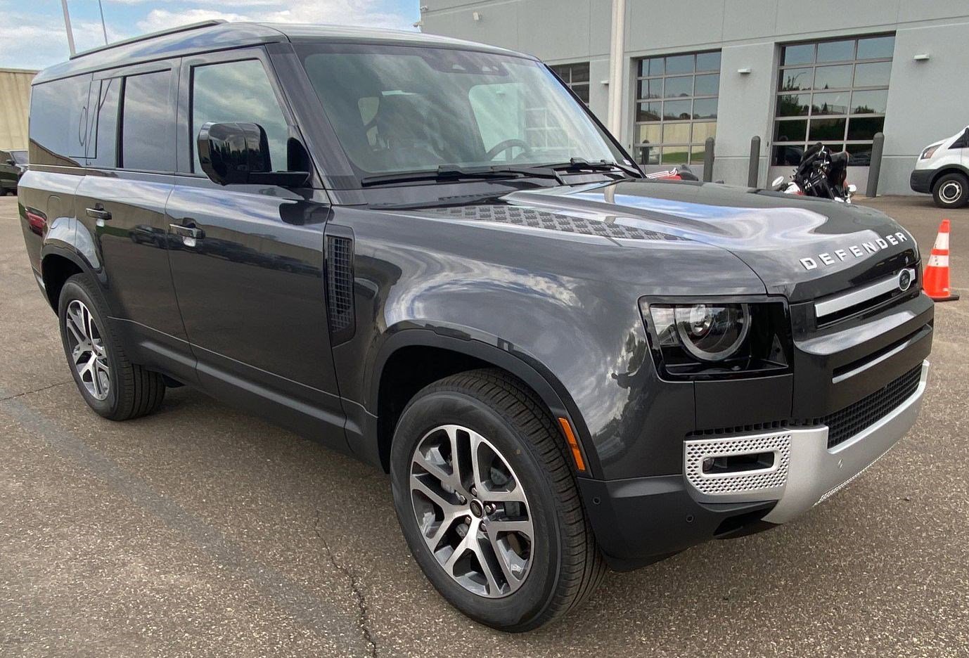 2025 Land Rover Defender S photo 3