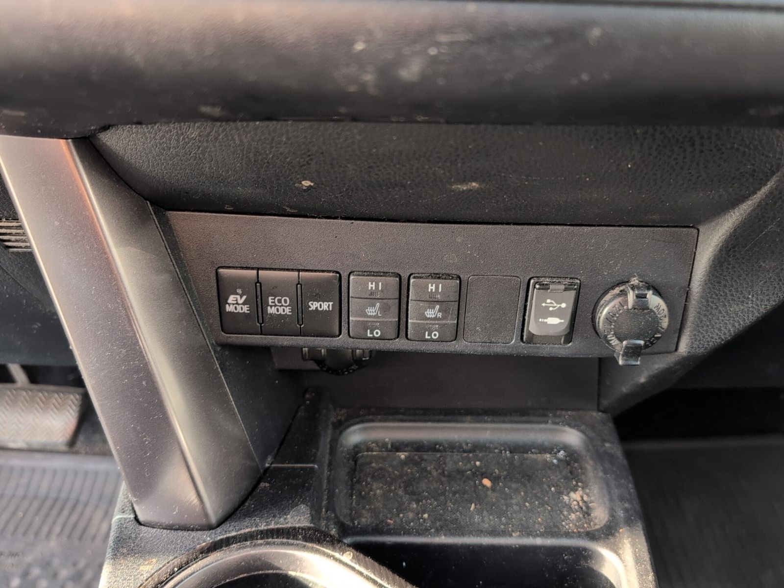 2018 Toyota RAV4 Hybrid SE photo 16