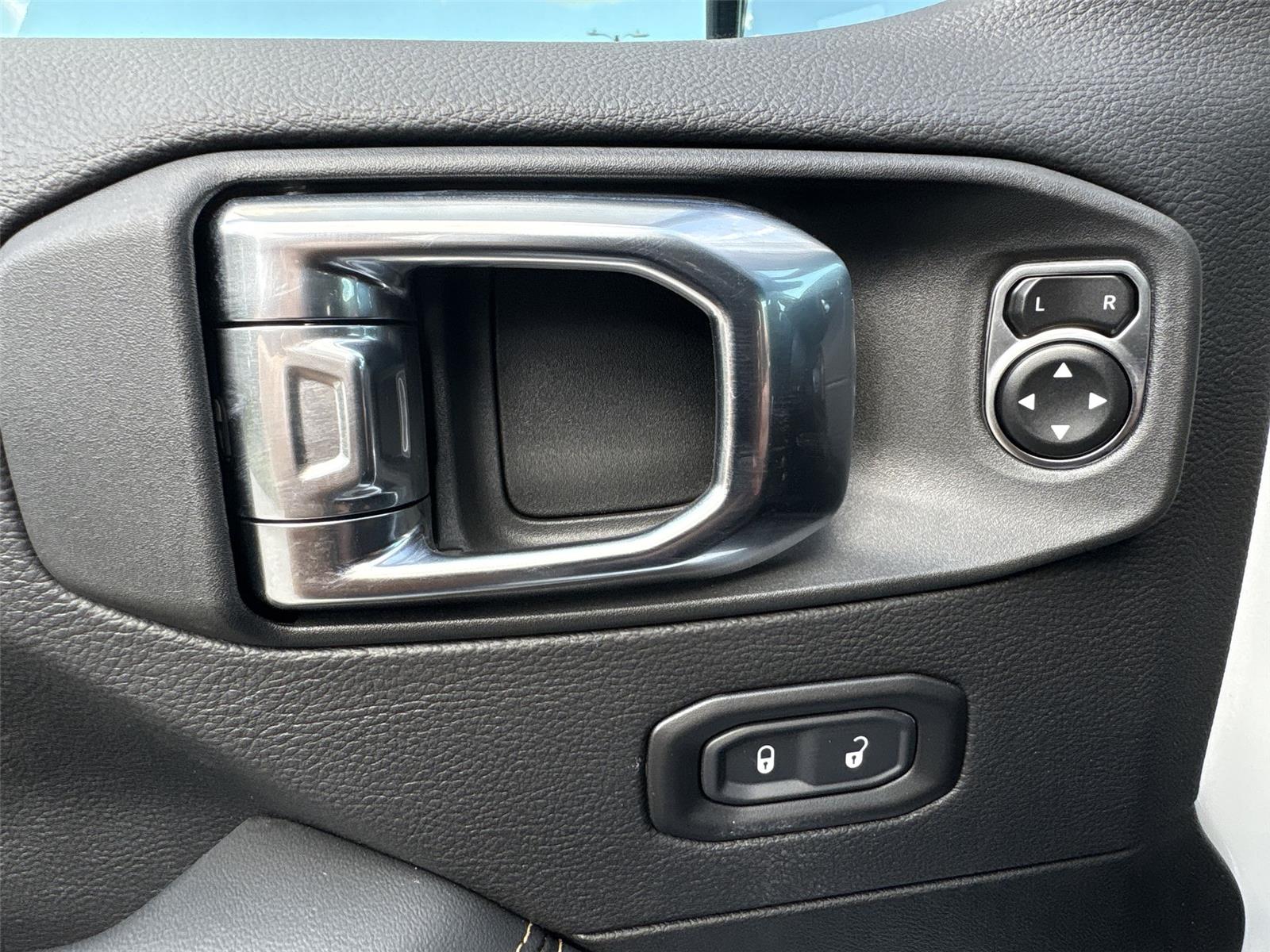 2025 Jeep Wrangler Sahara photo 11