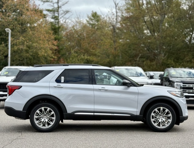 2025 Ford Explorer photo 2
