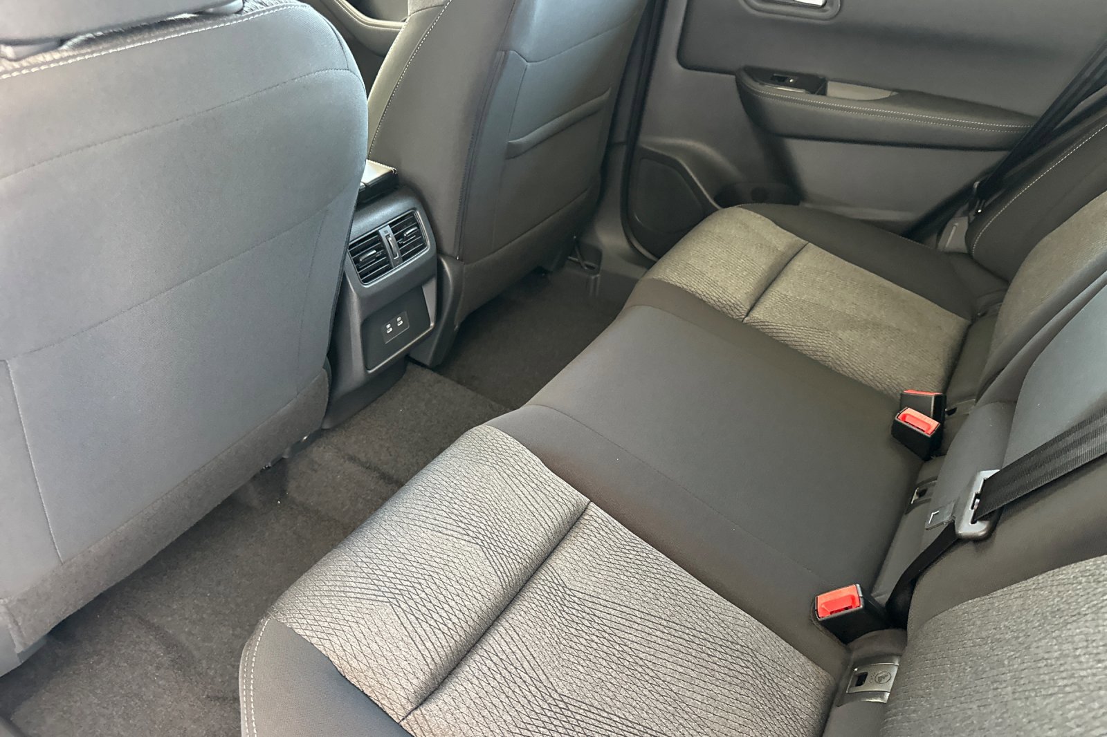 2026 Nissan Rogue SV photo 8