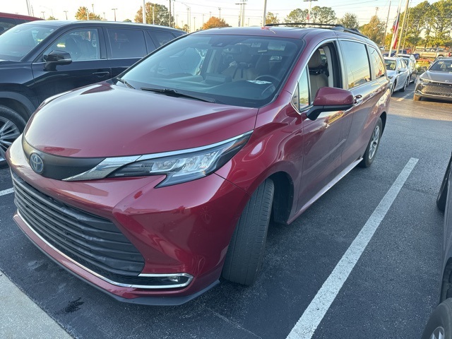 2023 Toyota Sienna XLE's photo