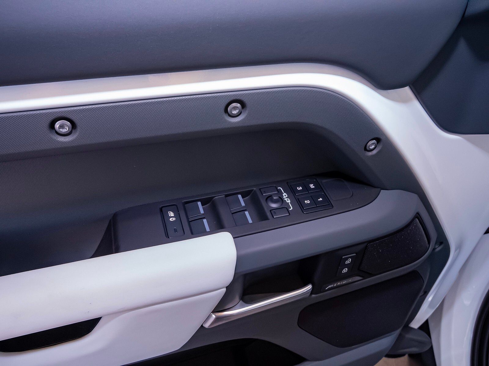 2025 Land Rover Defender 110 S photo 34