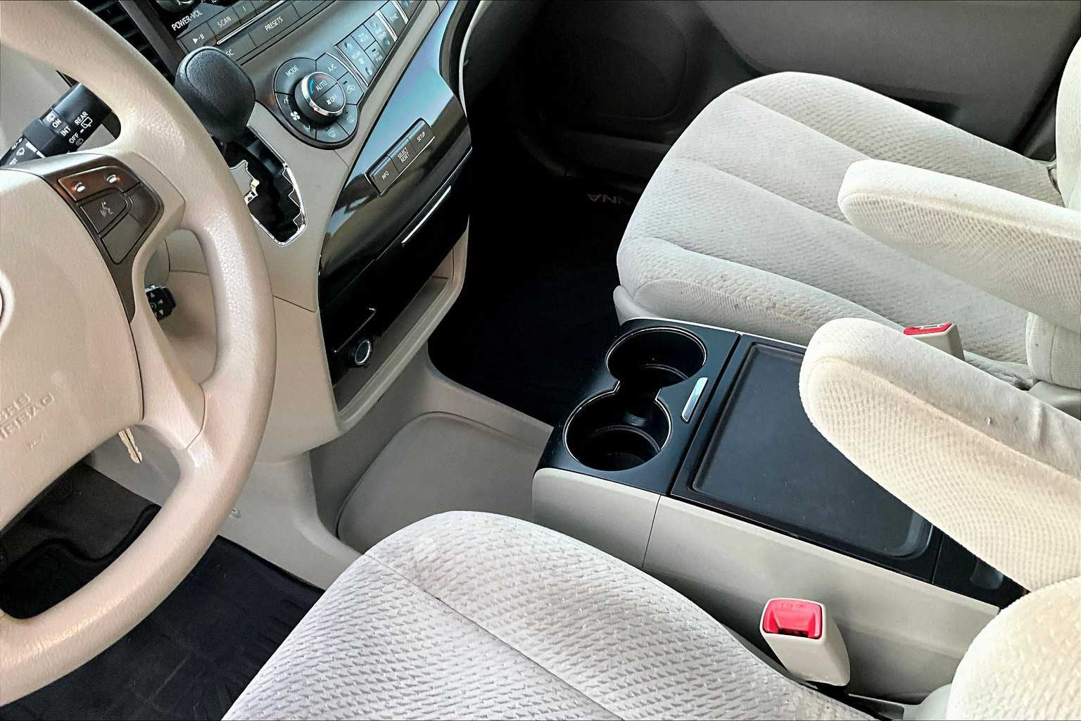 2013 Toyota Sienna LE photo 14