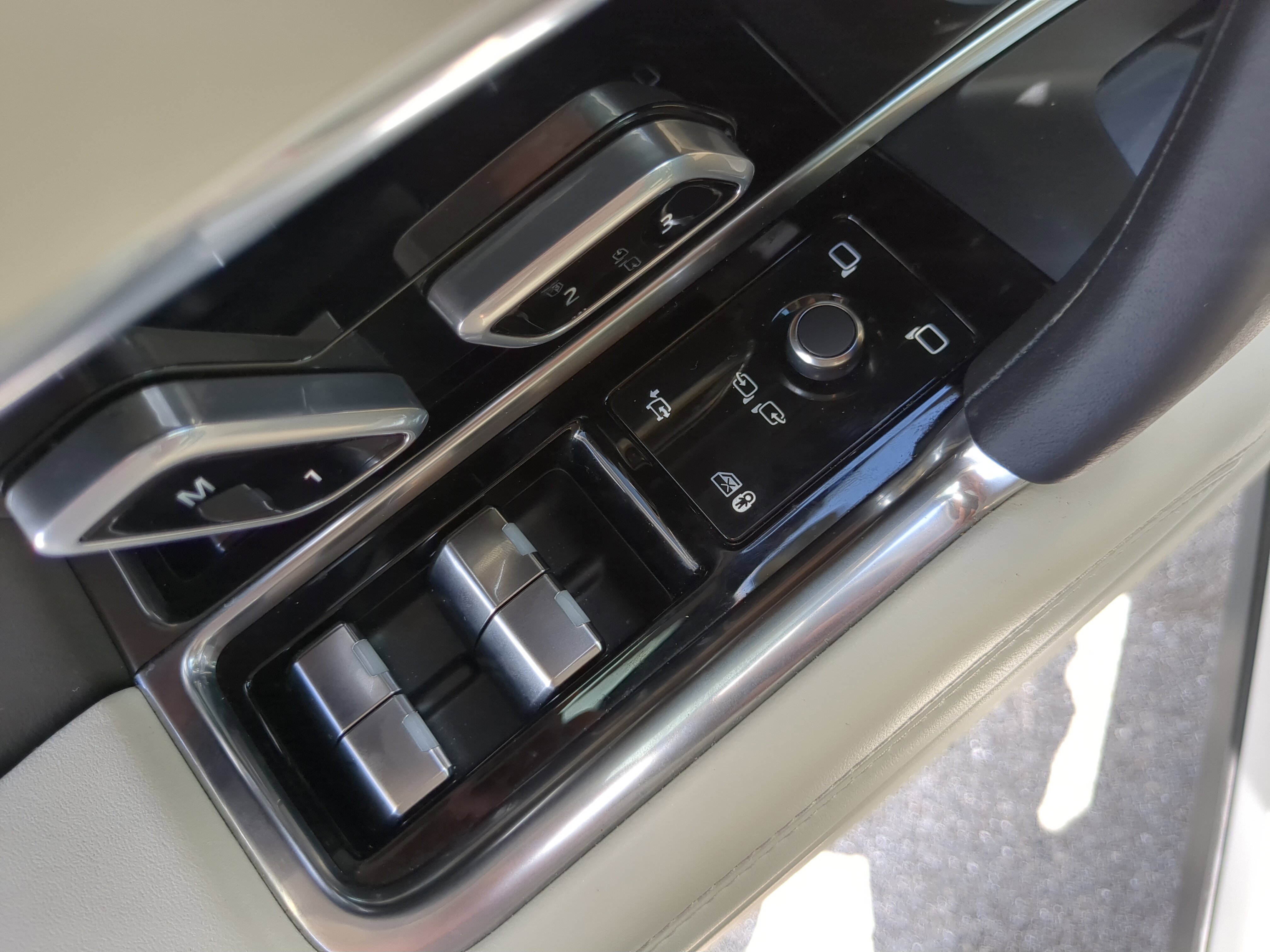 2025 Land Rover Range Rover SE photo 12