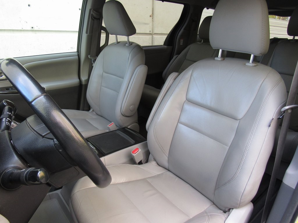 2018 Toyota Sienna XLE photo 10
