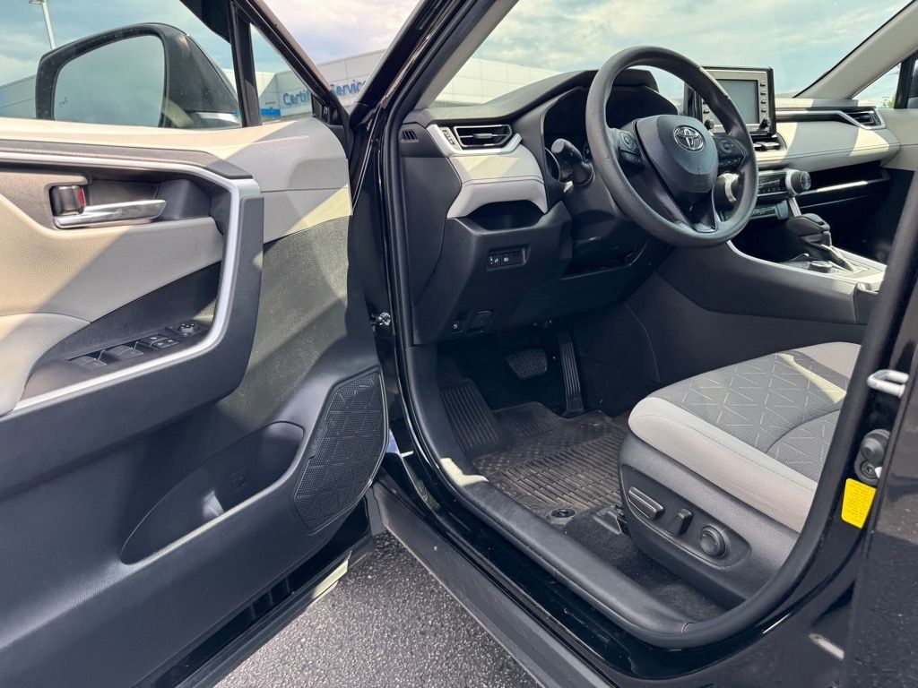 2022 Toyota RAV4 Hybrid XLE photo 12