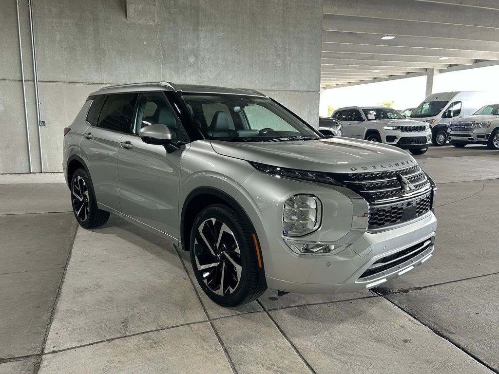 2024 Mitsubishi Outlander SEL photo 2