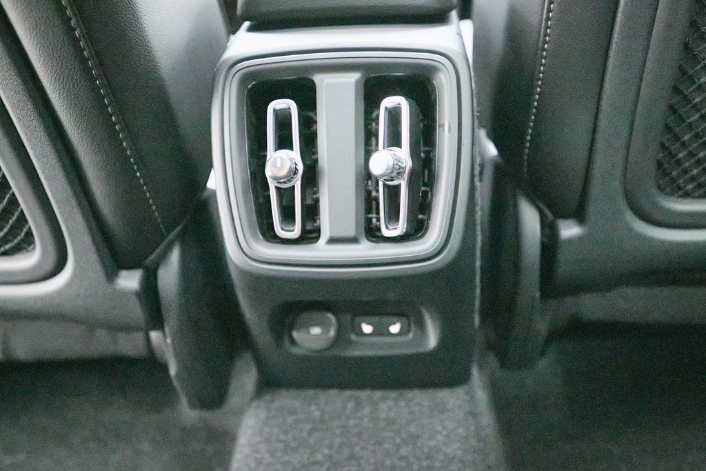 2026 VOLVO XC40 - Image 18