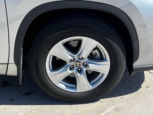 2024 Toyota Highlander LE photo 4