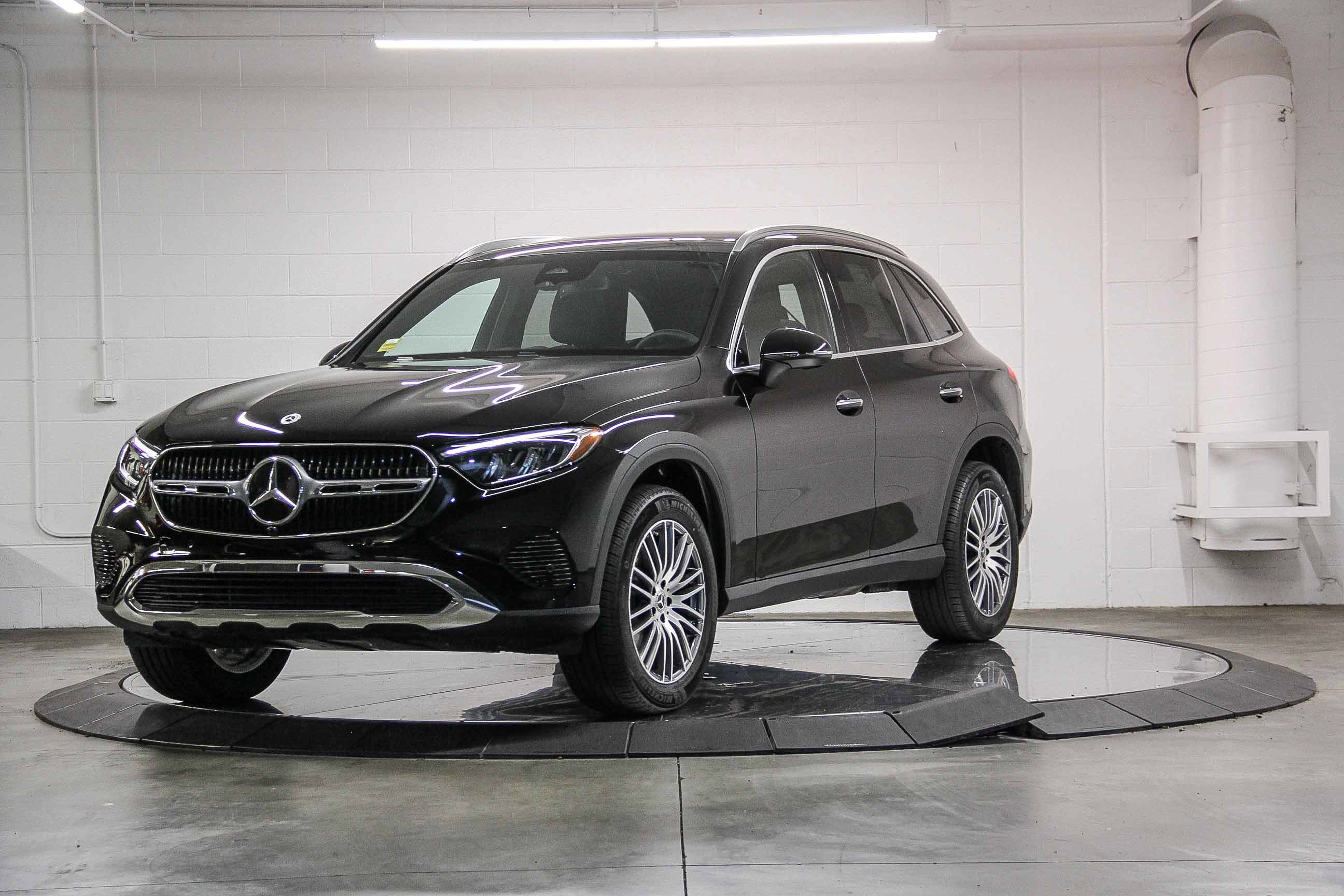 2025 Mercedes Benz GLC 300 photo 3