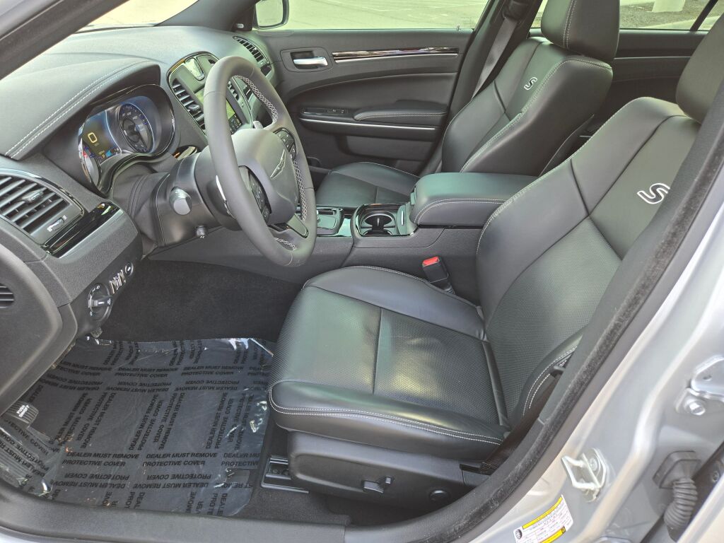2023 Chrysler 300 photo 17