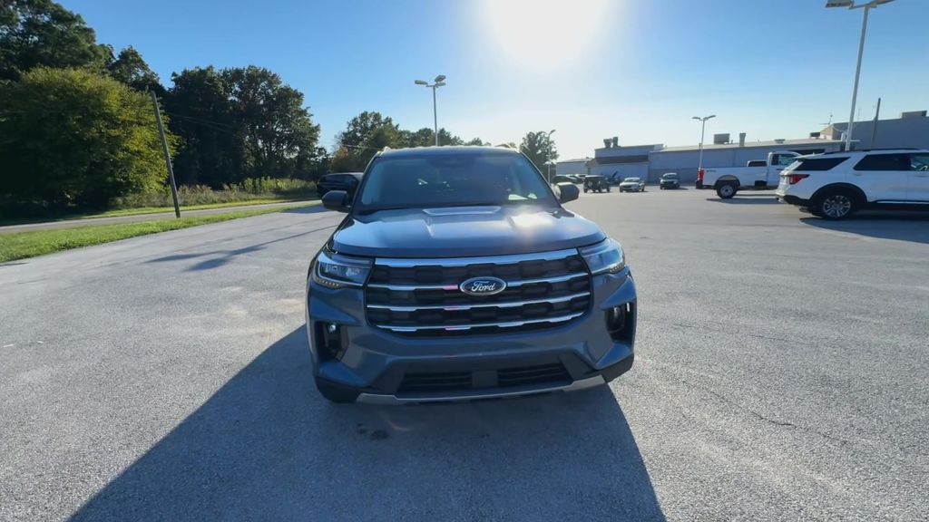 2025 Ford Explorer photo 3