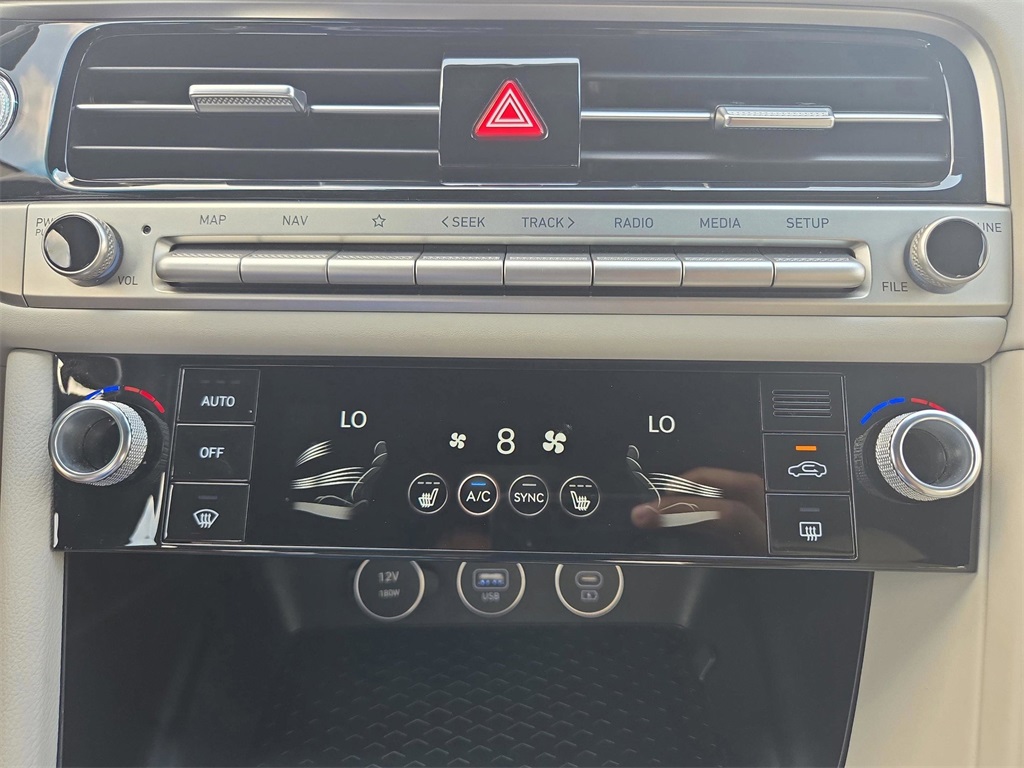 2024 Genesis G70 2.5T photo 12