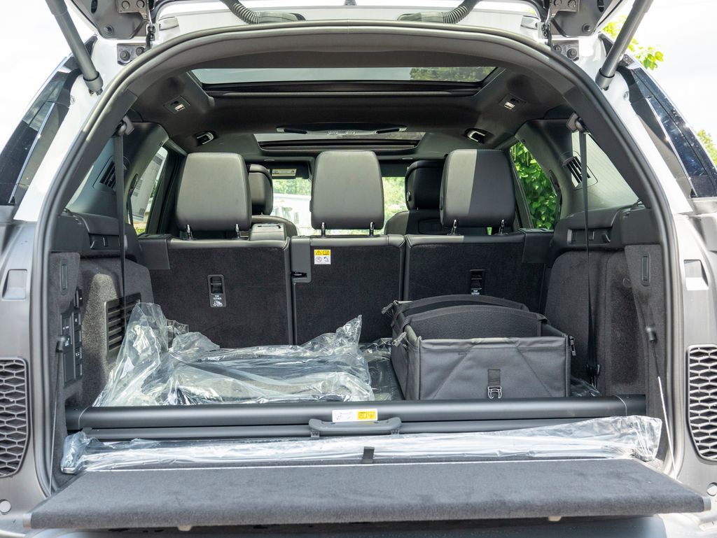2025 Land Rover Discovery S photo 23