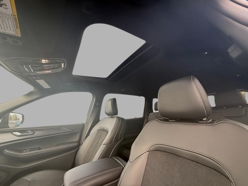 2025 Jeep Grand Cherokee Laredo Altitude photo 19