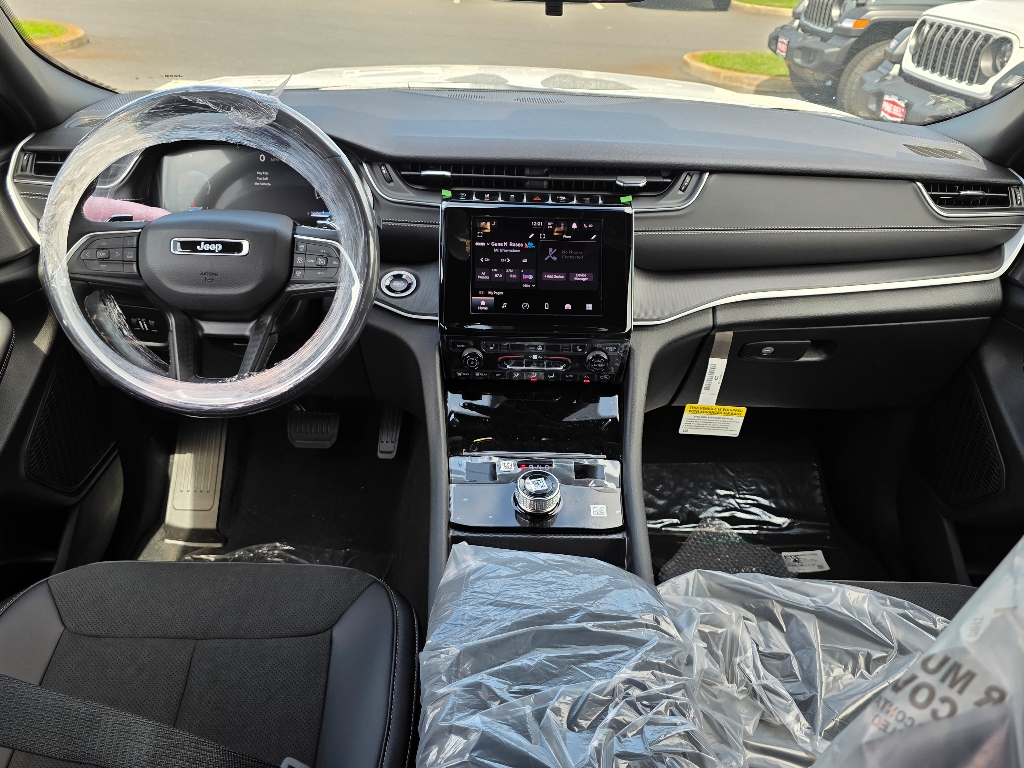 2025 Jeep Grand Cherokee Laredo photo 2