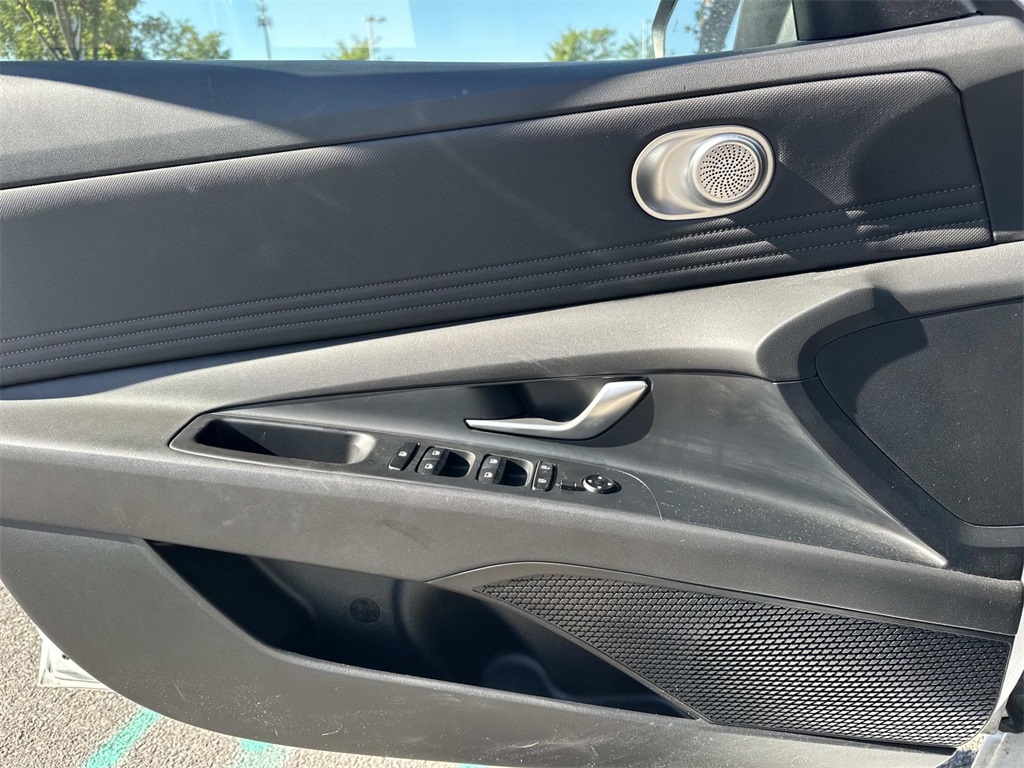 2024 Hyundai Elantra SEL Convenience photo 7