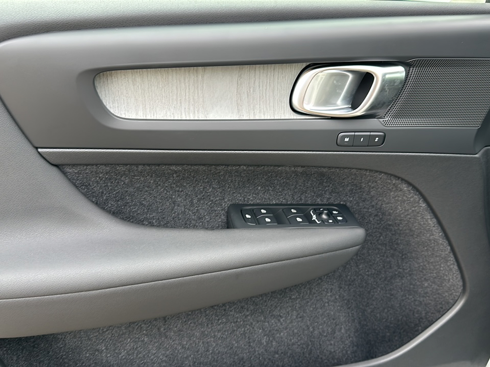 2025 Volvo XC40 AWD Plus photo 7
