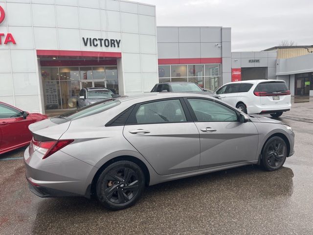 2023 Hyundai Elantra SEL photo 3