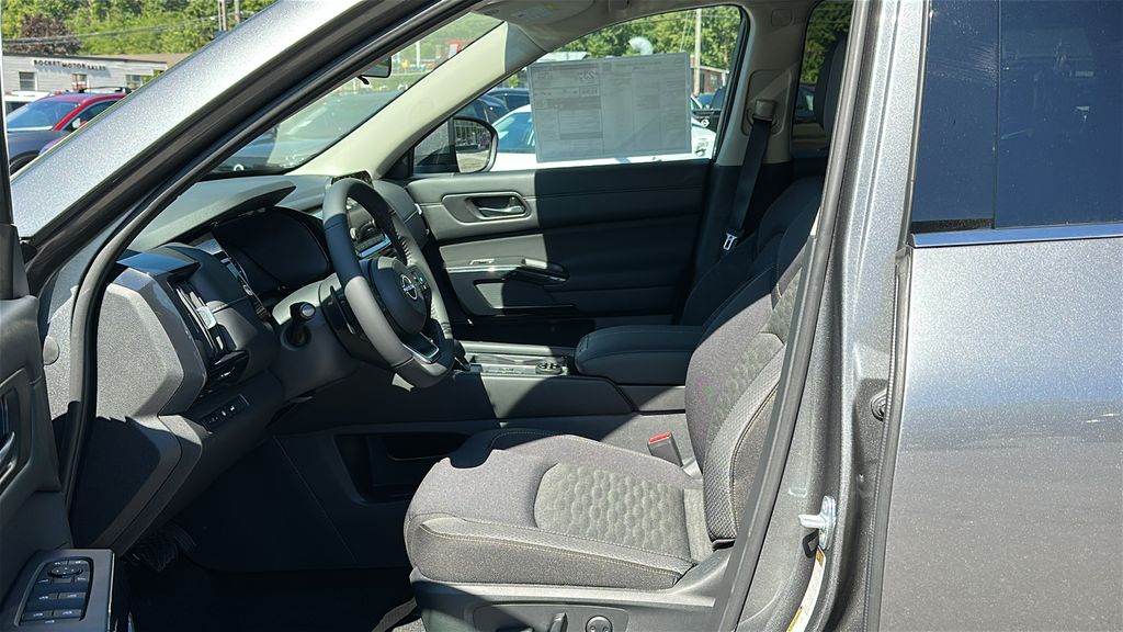 2025 Nissan Pathfinder SV photo 10