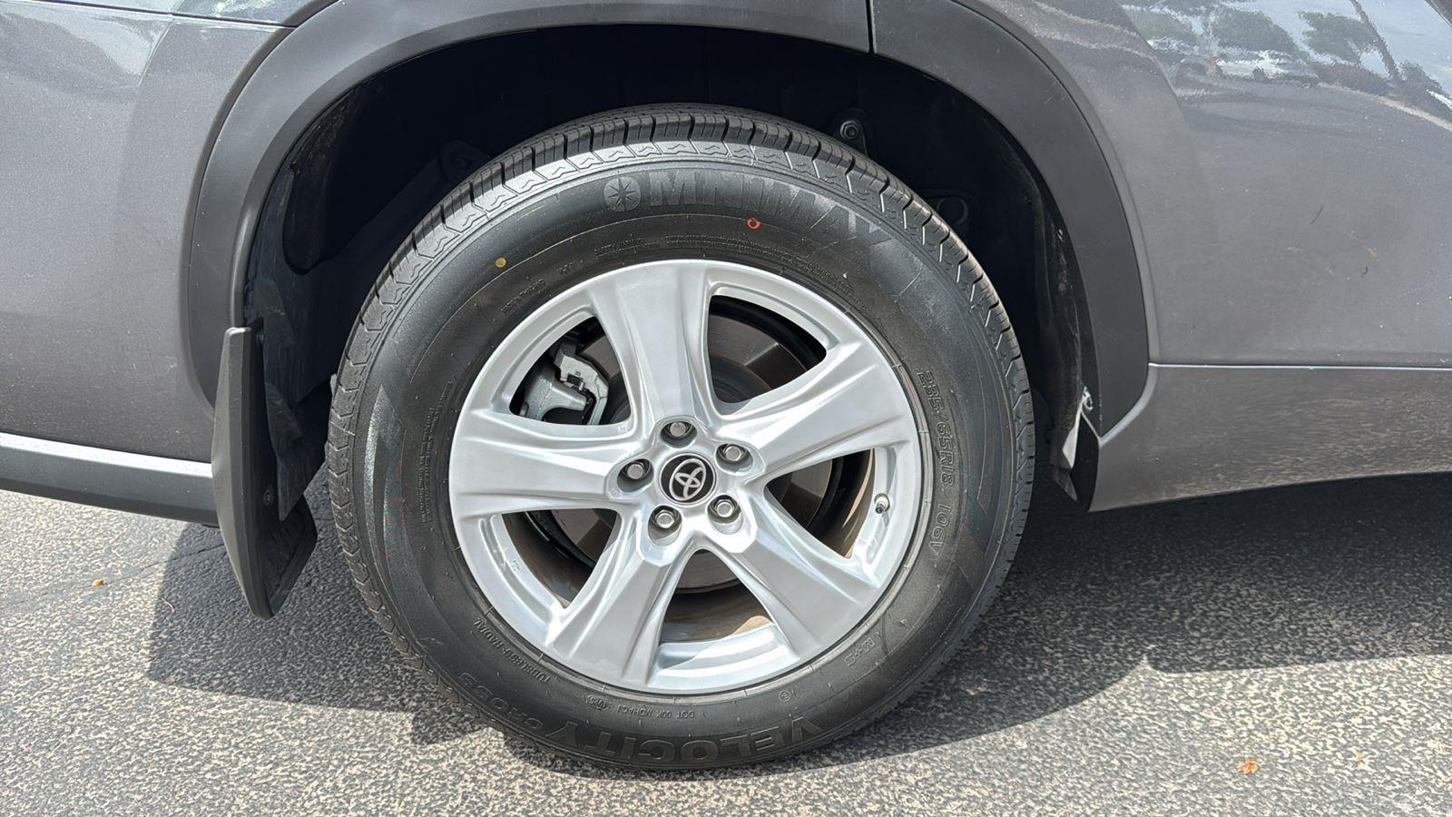 2023 Toyota Highlander Hybrid LE photo 9