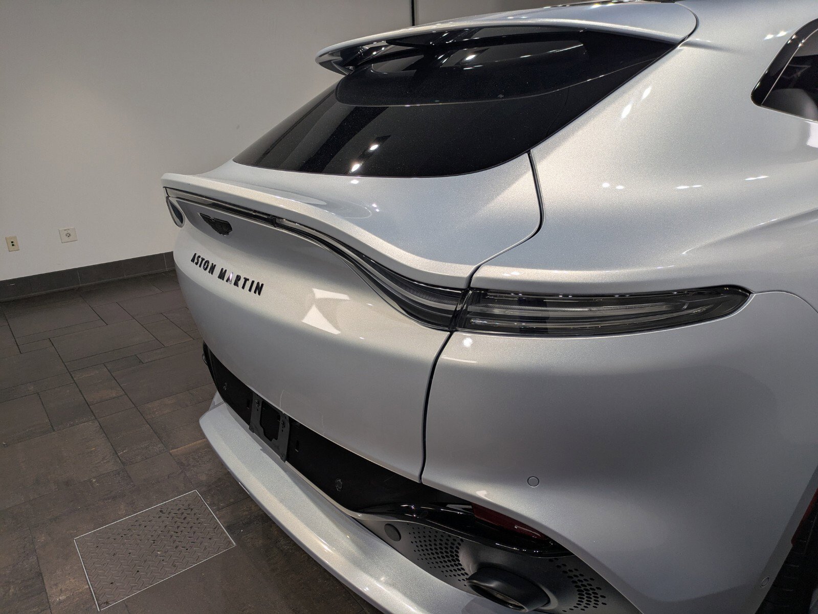 2024 Aston Martin DBX photo 7
