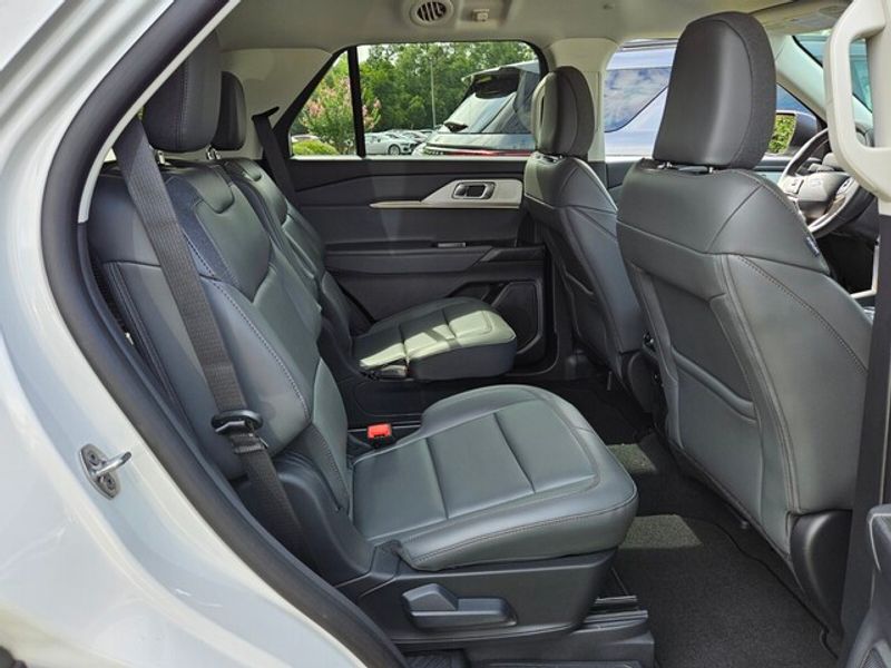 2025 Ford Explorer photo 11