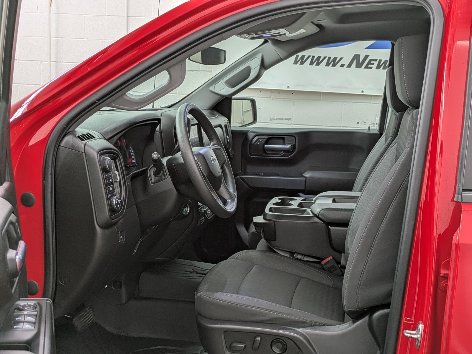 2023 Chevrolet Silverado 1500 Custom photo 3