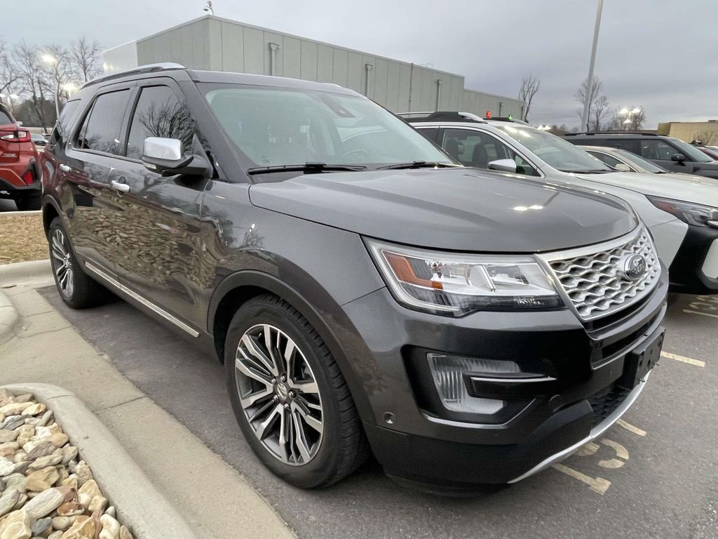 2017 Ford Explorer Platinum's photo