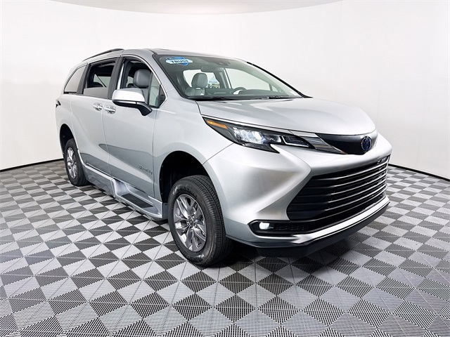 2025 Toyota Sienna XLE's photo