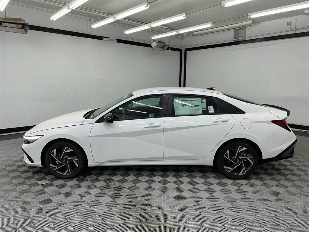 2025 Hyundai Elantra SEL Sport photo 2