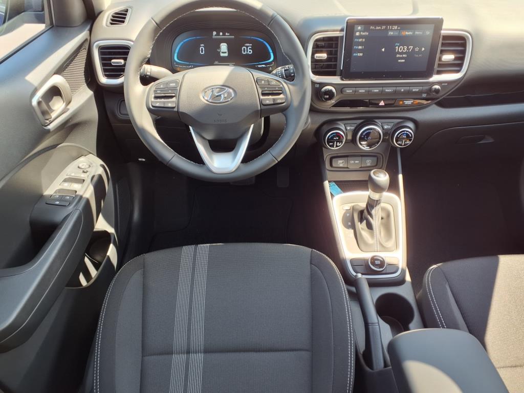 2025 Hyundai Venue SEL photo 2