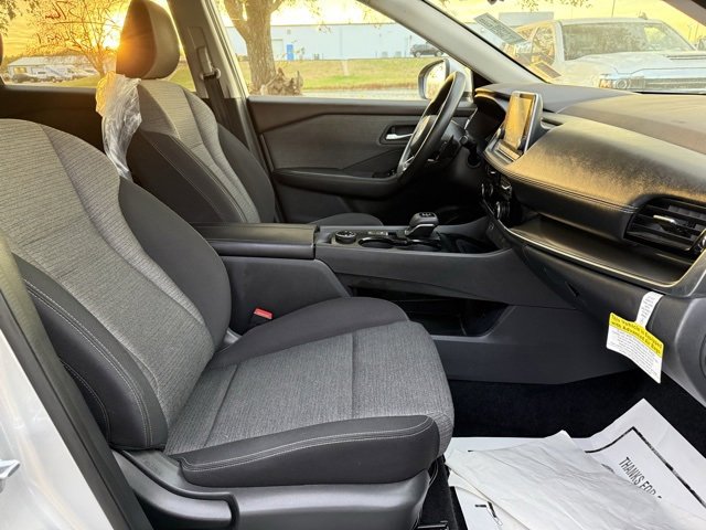 2021 Nissan Rogue SV photo 3