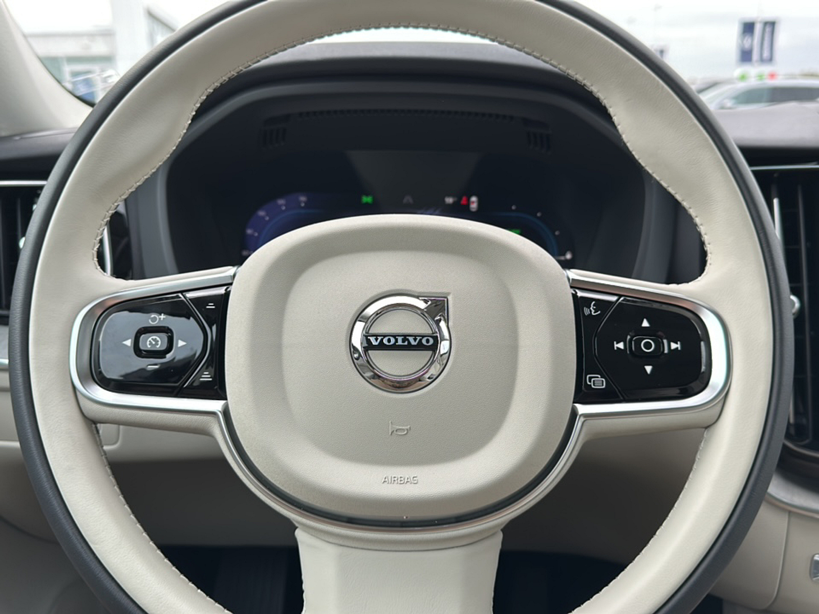 2024 Volvo XC60 Recharge Hybrid T8 Plus photo 13