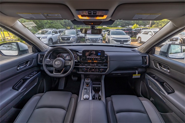 2025 Nissan Pathfinder SL photo 14