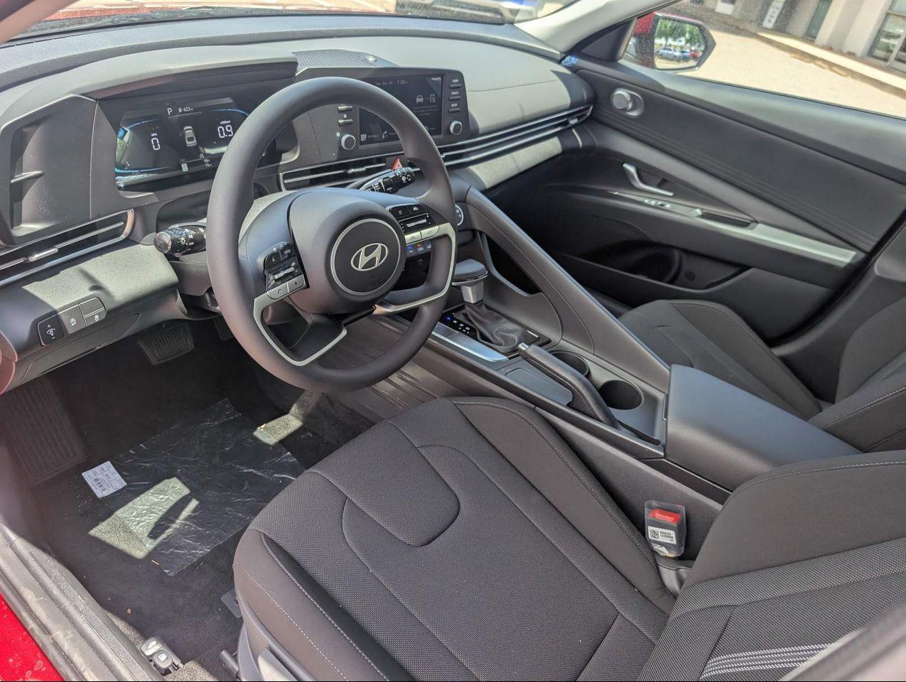 2025 Hyundai Elantra SE photo 9