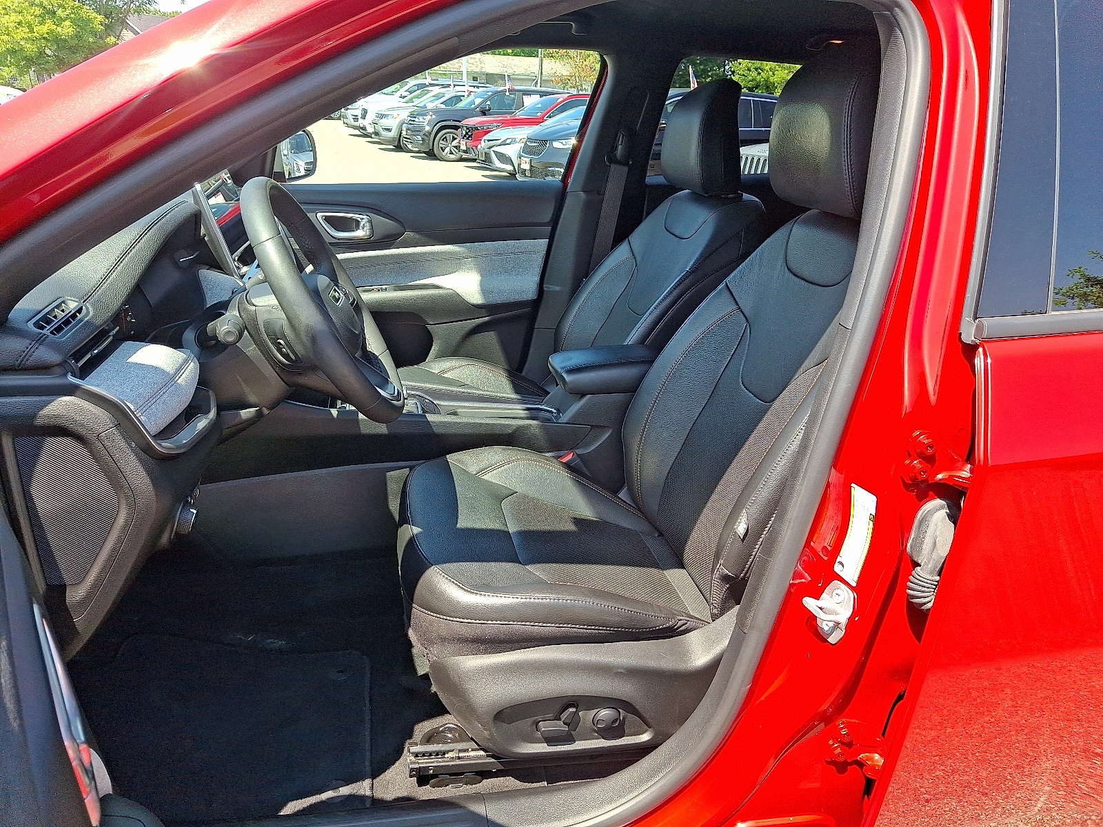 2023 Jeep Compass Latitude Lux photo 13