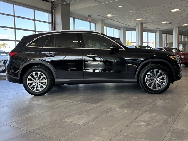 2026 Mercedes Benz GLC 300 4MATIC photo 2