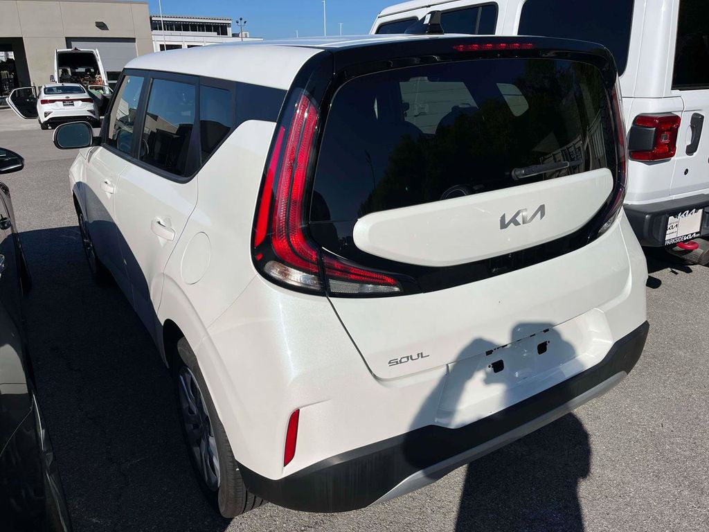 2023 Kia Soul LX photo 3