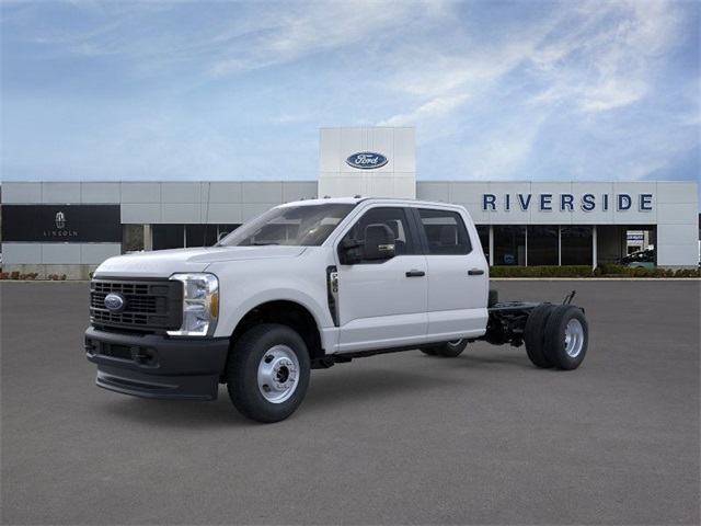 2025 Ford F-350 Super Duty Chassis Cab XL's photo