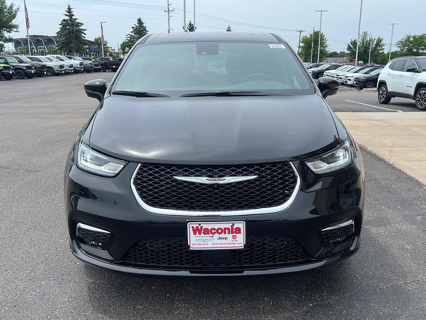 2025 Chrysler Pacifica photo 3