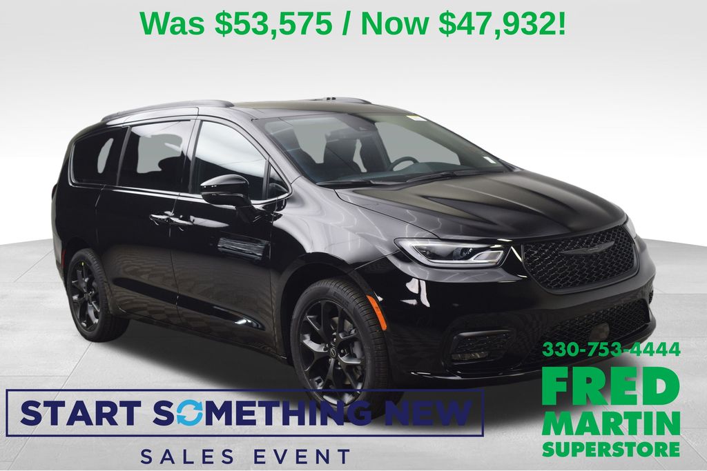 2026 Chrysler Pacifica Select's photo