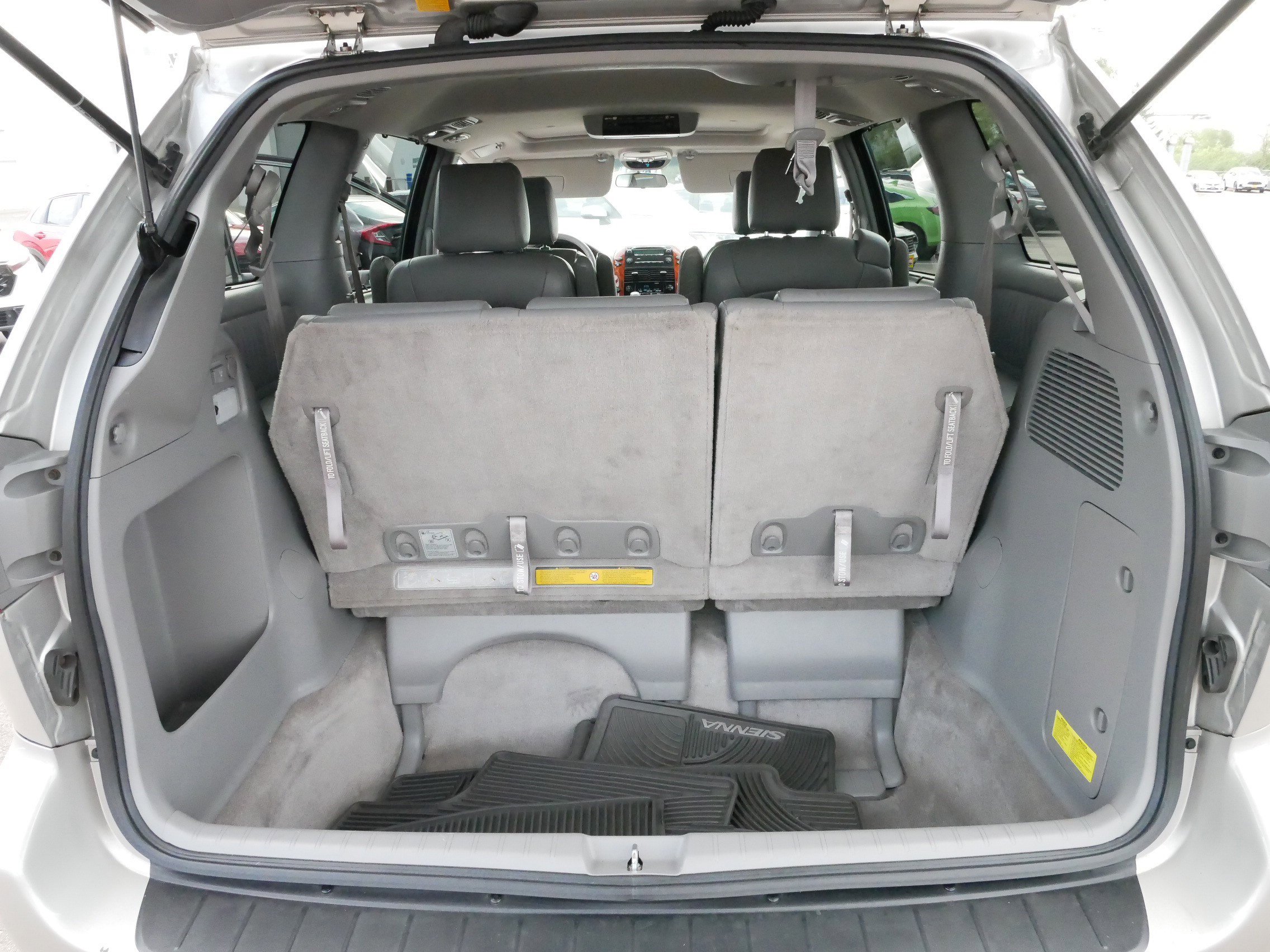 2009 Toyota Sienna XLE photo 18